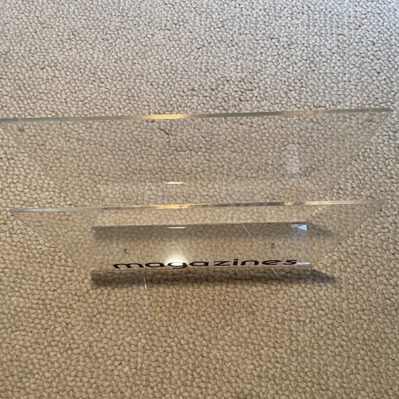 VINTAGE MAGAZINE RACK WITH WORD MAGAZINE AND MOVABLE FEET TO SUPPORT - Picture 2 of 5